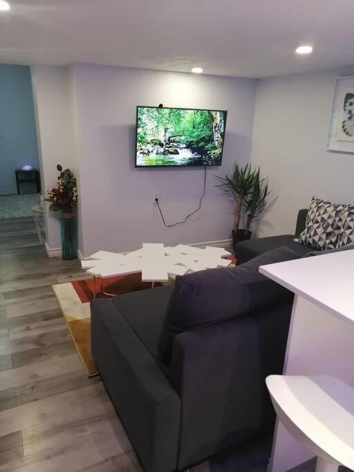 Ferienwohnung Cozy Nest Basement Unit Hamilton Exterior foto